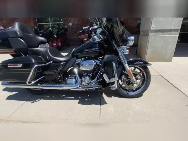 Used 2017 Harley-Davidson Touring Motorcycle - Image 11