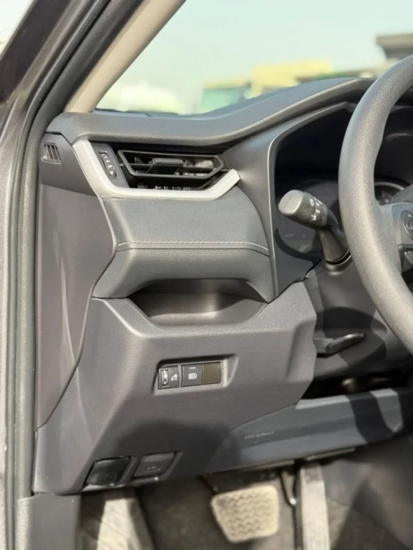 Toyota RAV4 XLE 2.5 leather seats, push start - Image 11