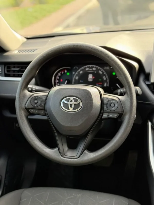 Toyota RAV4 XLE 2.5 leather seats, push start - Image 12