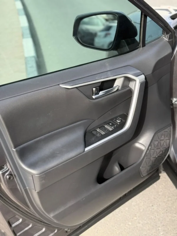 Toyota RAV4 XLE 2.5 leather seats, push start - Image 13