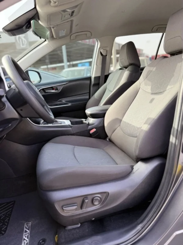 Toyota RAV4 XLE 2.5 leather seats, push start - Image 17