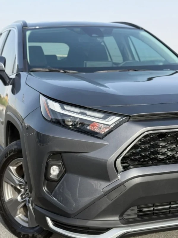 Toyota RAV4 XLE 2.5 leather seats, push start - Image 3