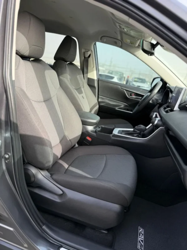 Toyota RAV4 XLE 2.5 leather seats, push start - Image 8